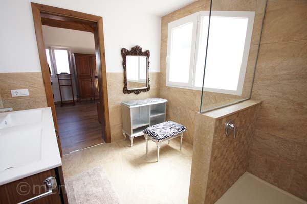 Master en-suite bathroom