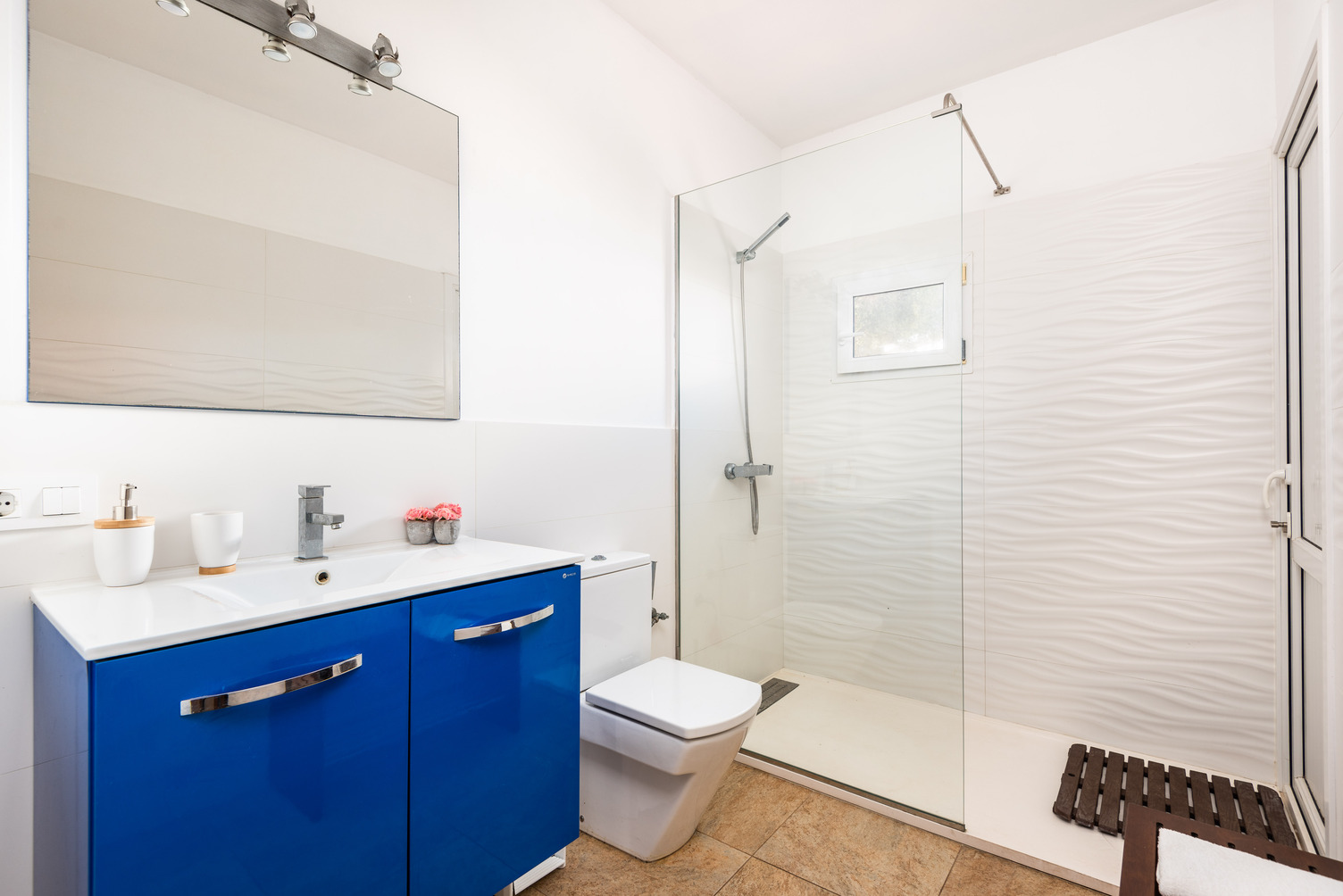 Downstairs bathroom (with access from outside too!)