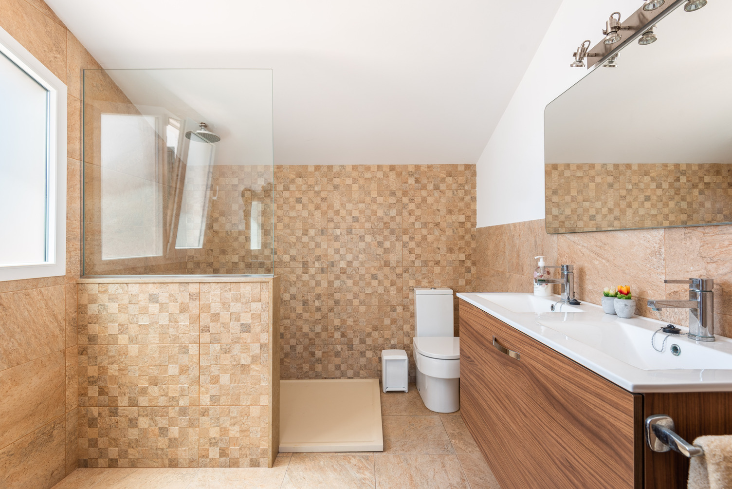 Master en-suite bathroom